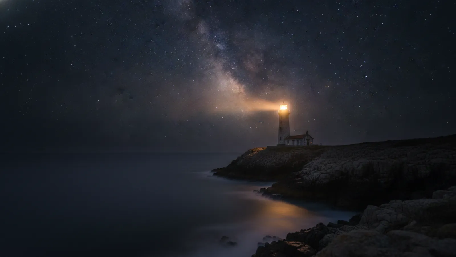 Un faro en un acantilado de noche, con su luz sobre el mar